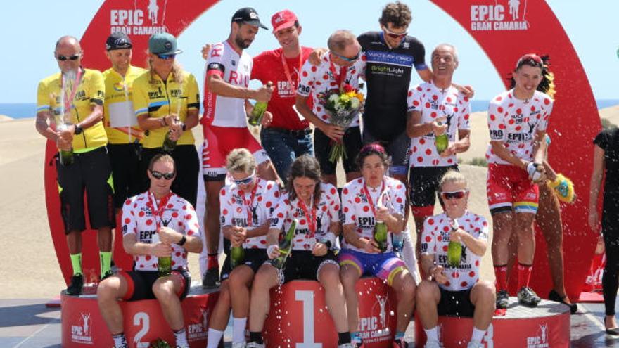 Los ciclistas más destacados de la EPIC Gran Canaria Riu Hotels&amp;Resorts, en el podio.