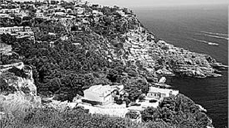 Chalés construidos en los acantilados del Cap de la Nau.