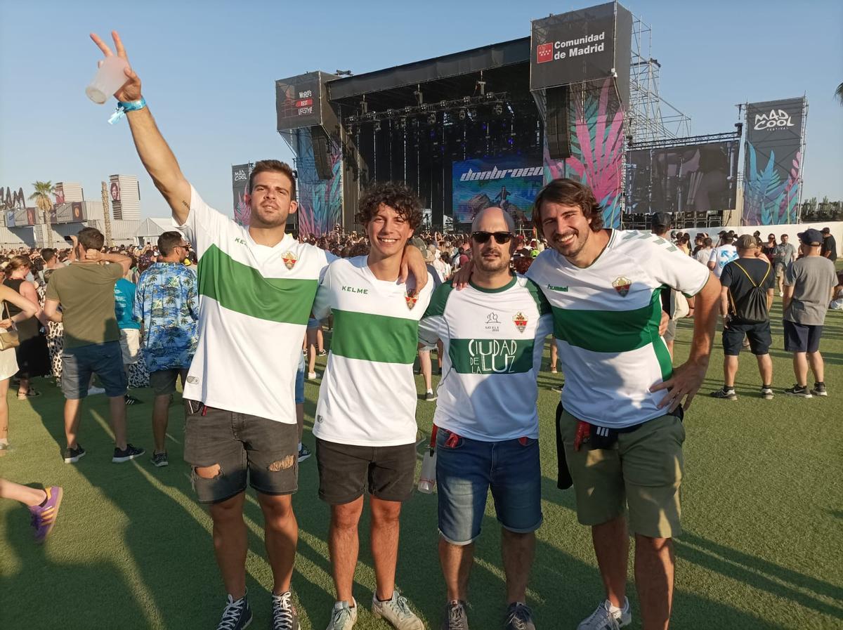 Paco Brotons, segundo por la izquierda; y Antonio Brotons, a la derecha, con dos amigos, con las camisetas del Elche en el festival Mad Cool de Madrid