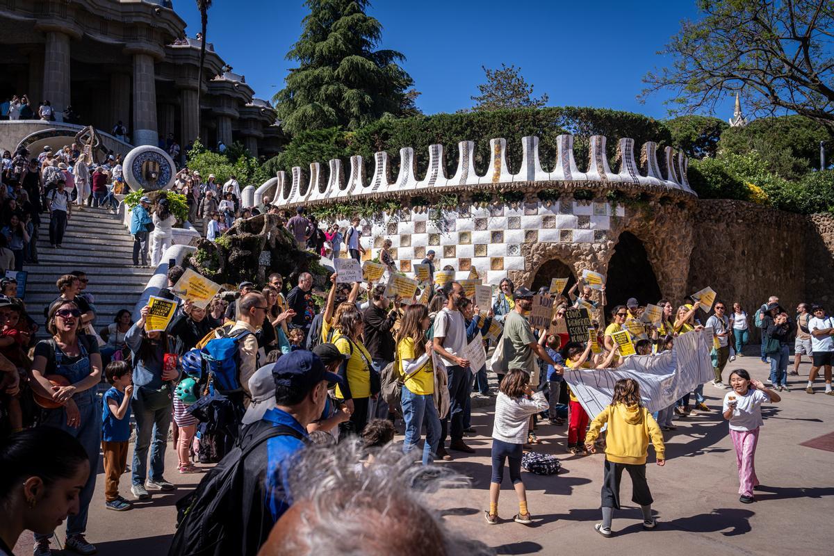 Familias de la escuela Escola Baldiri Reixac se concentrarán ante el dragón del Park Güell junto a alumnos y profesores en una acción conjunta para apoyar las movilizaciones de este mes.