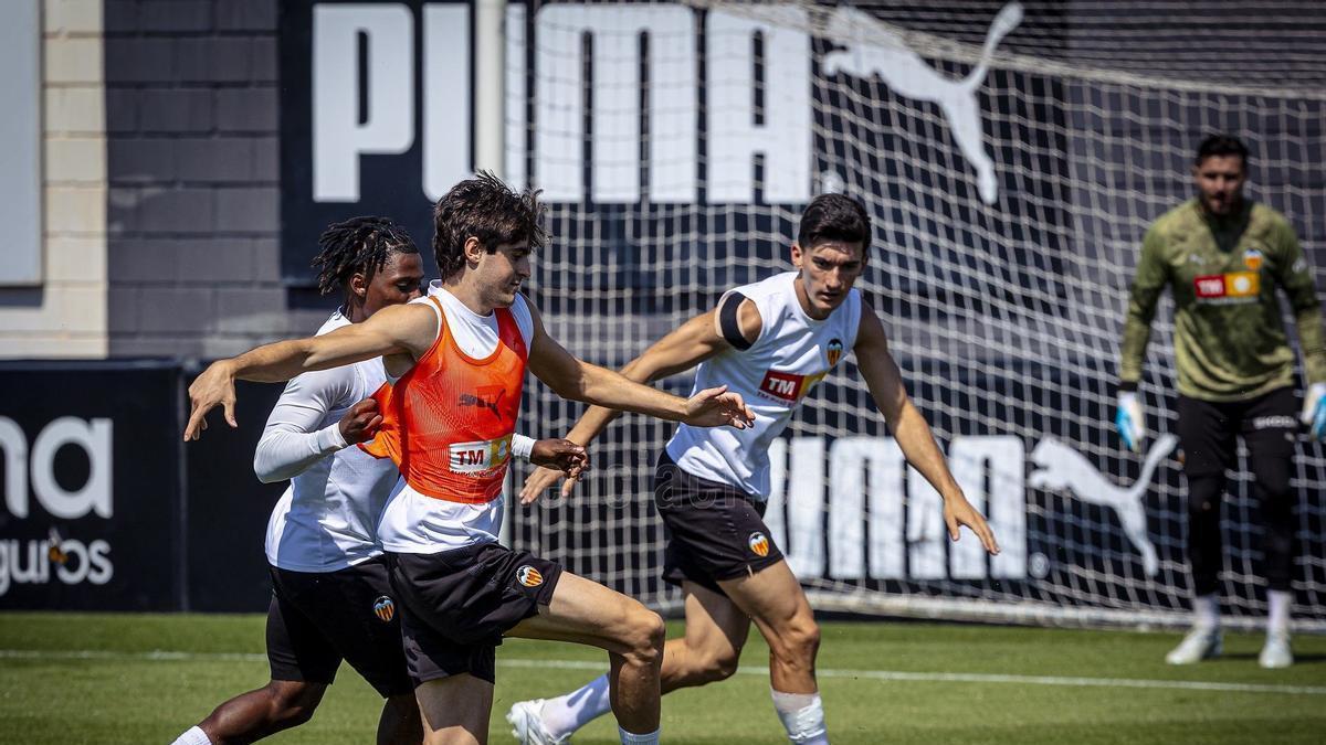 Imagen del entrenamiento del Valencia en Paterna.