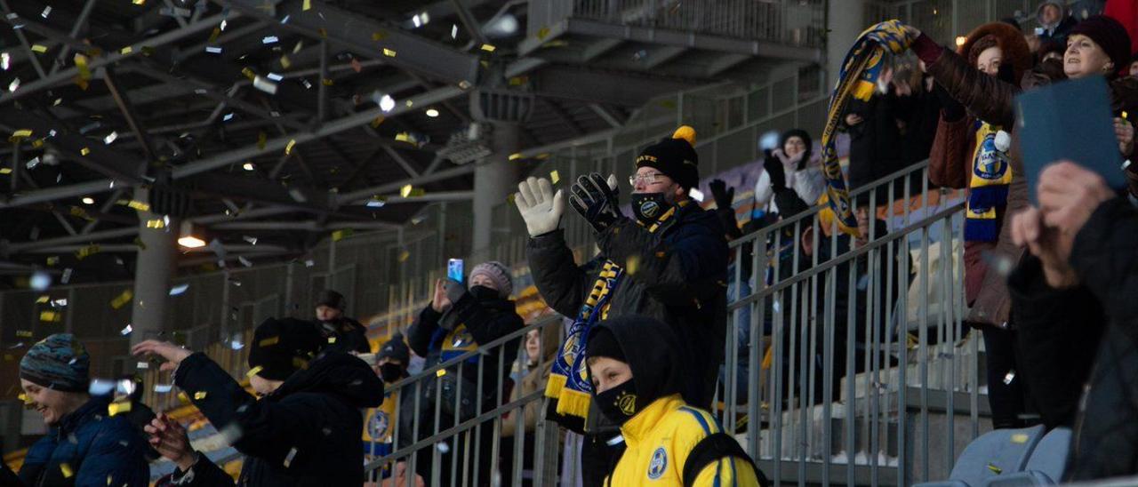 Unos pocos aficionados del Bate Bórisov animan a su equipo esta última temporada.