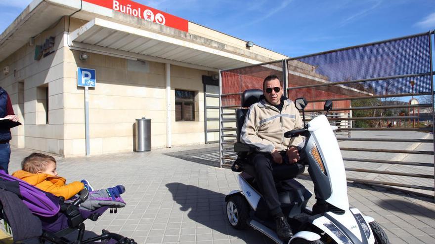 Un discapacitado no puede subir al tren en Buñol porque la estación no está adaptada