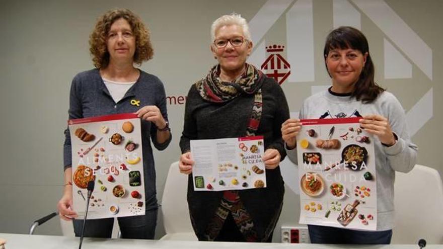 D&#039;esquerra a dreta, Elisenda Solsona, Mercè Rosich i Marta Reyes mostren cartells de la campanya