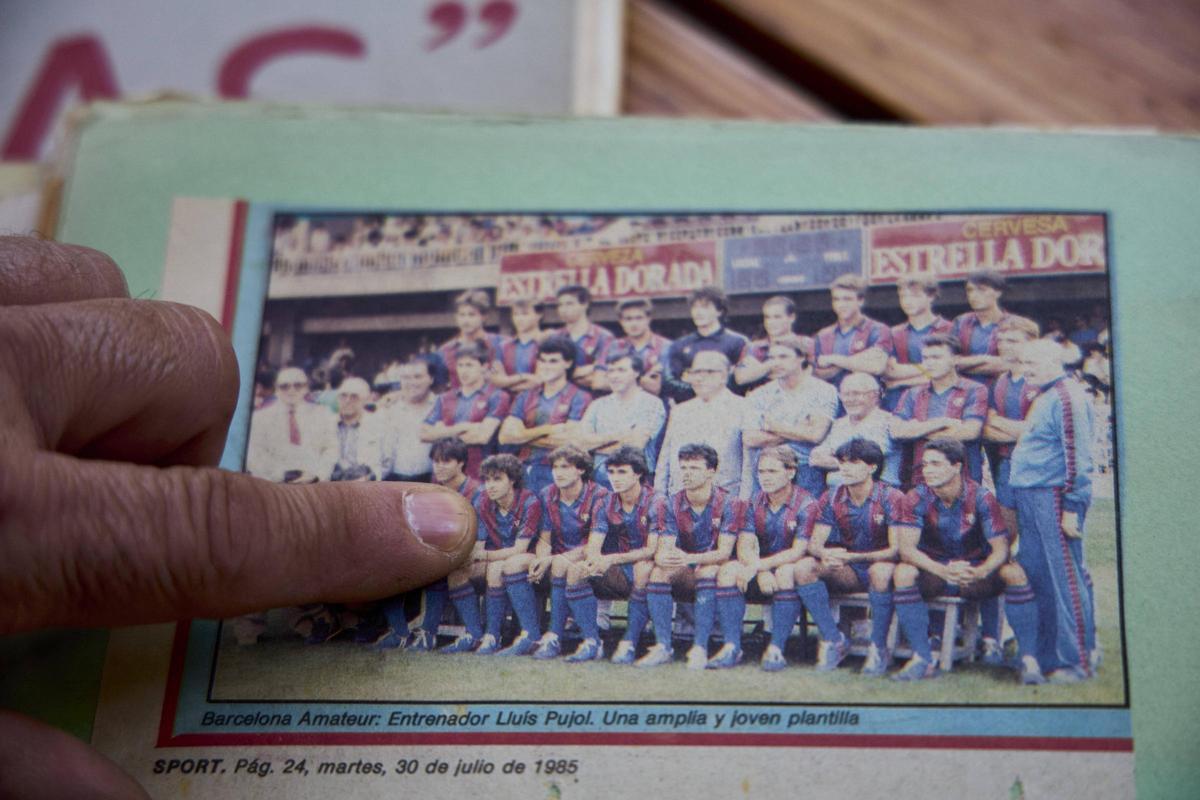 Pla, el segon de baix en la fotografia de la plantilla del Barça Amateur (C) 1985-86