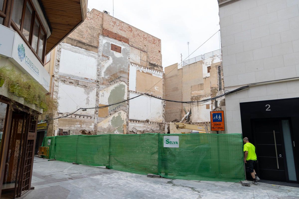 El estado en el que está el solar en el que se levantaba la Banca Peral hasta hace unas semanas.