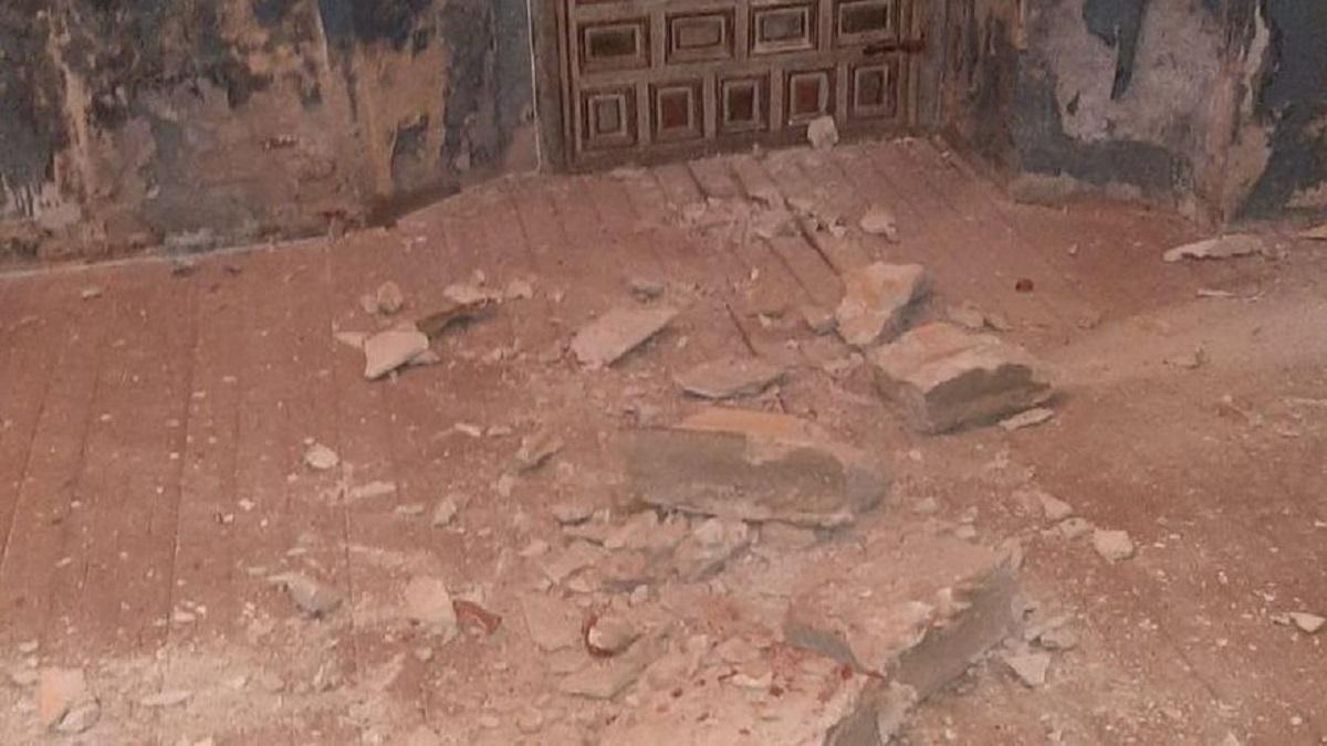 Iglesias y templos del patrimonio histórico de Zamora que se caen a pedazos: cascotes caídos en la iglesia de Molacillos.