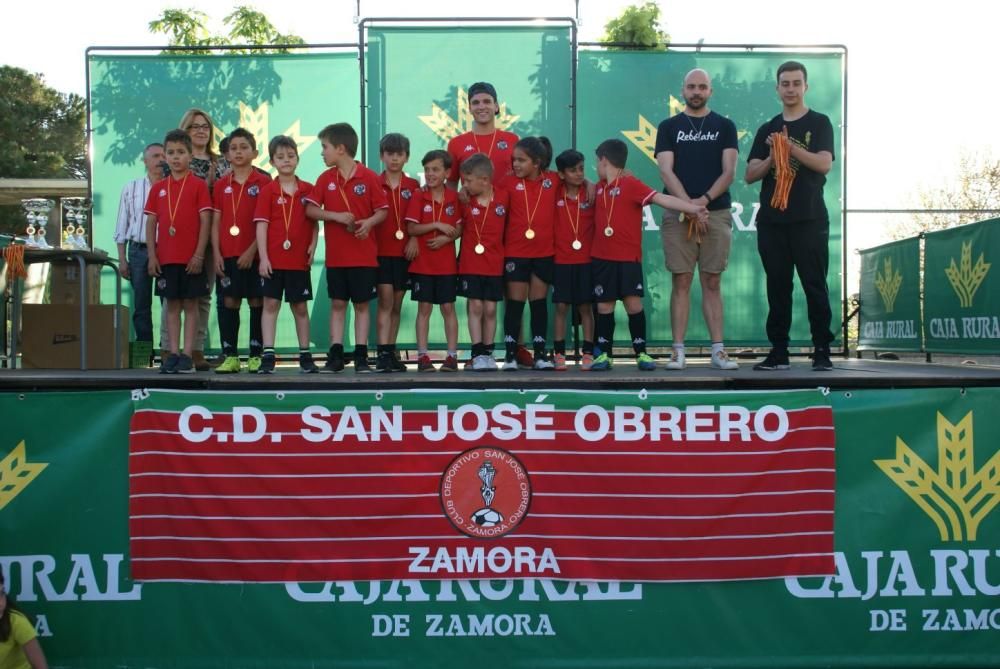 Los jugadores recogen sus medallas y trofeos.