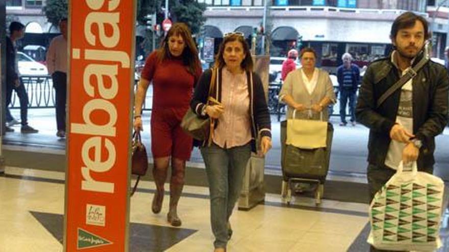 Primeros compradores entrando a El Corte Inglés (arriba). Sobre estas líneas, retenciones de tráfico en Las Arenas y Mesa y López. i JUAN C. CASTRO