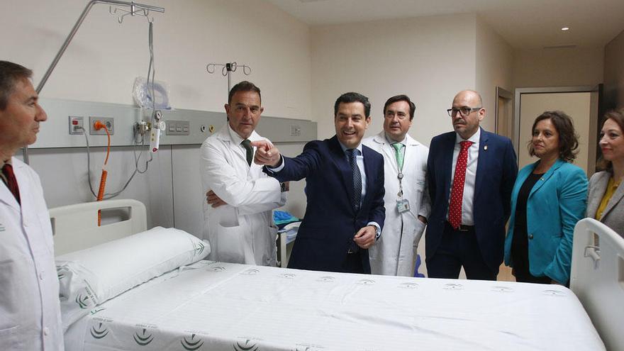 Juanma Moreno durante su visita al Hospital del Guadalhorce.