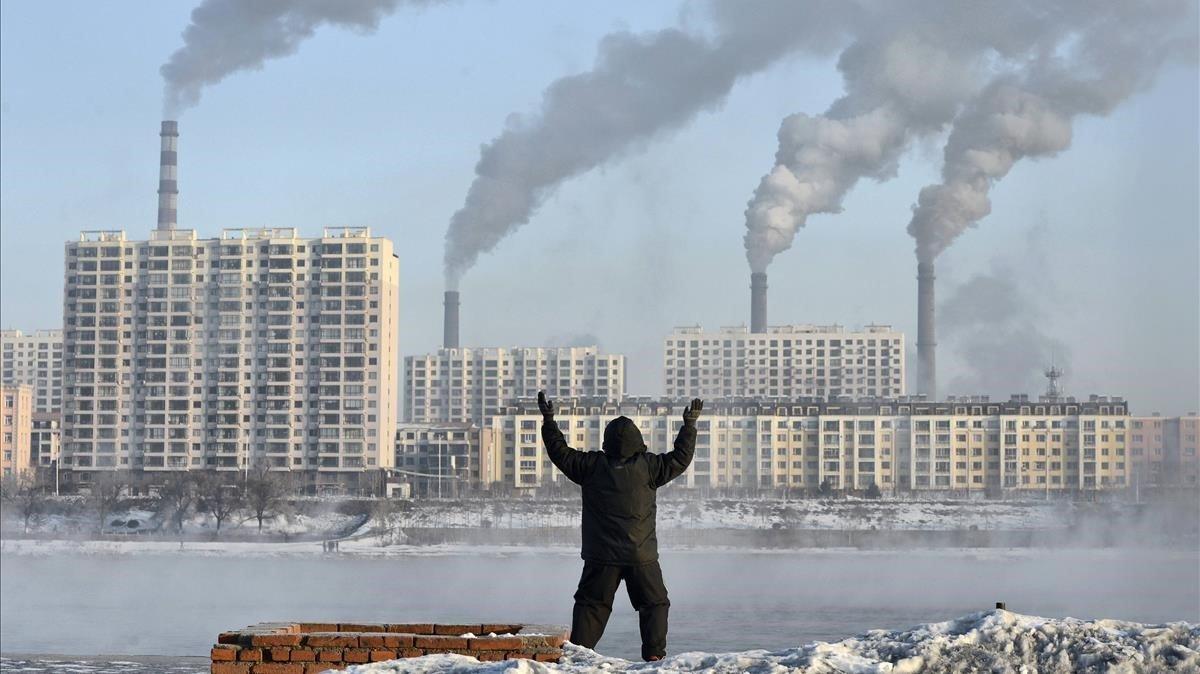 zentauroepp25297700 a man exercises in the morning as he faces chimneys emitting191125194557