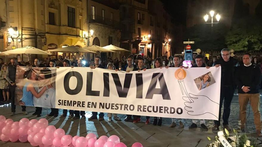 Concentración de repulsa contra el asesinato de la pequeña Olivia en la plaza Mayor de Segovia. | Á. M.