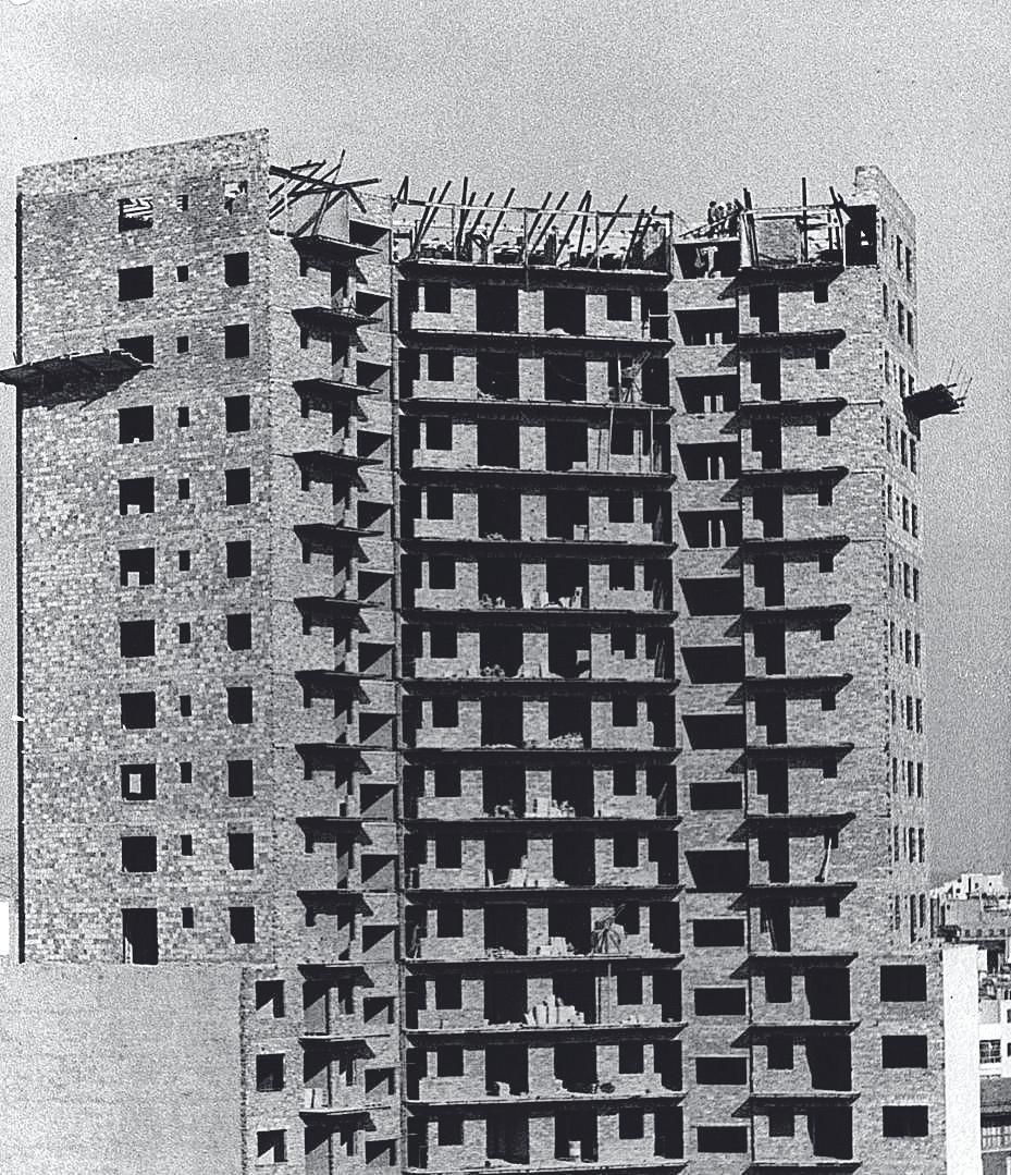 Vista posterior de la Torre Mallorca cuando se empezó a rebajar.