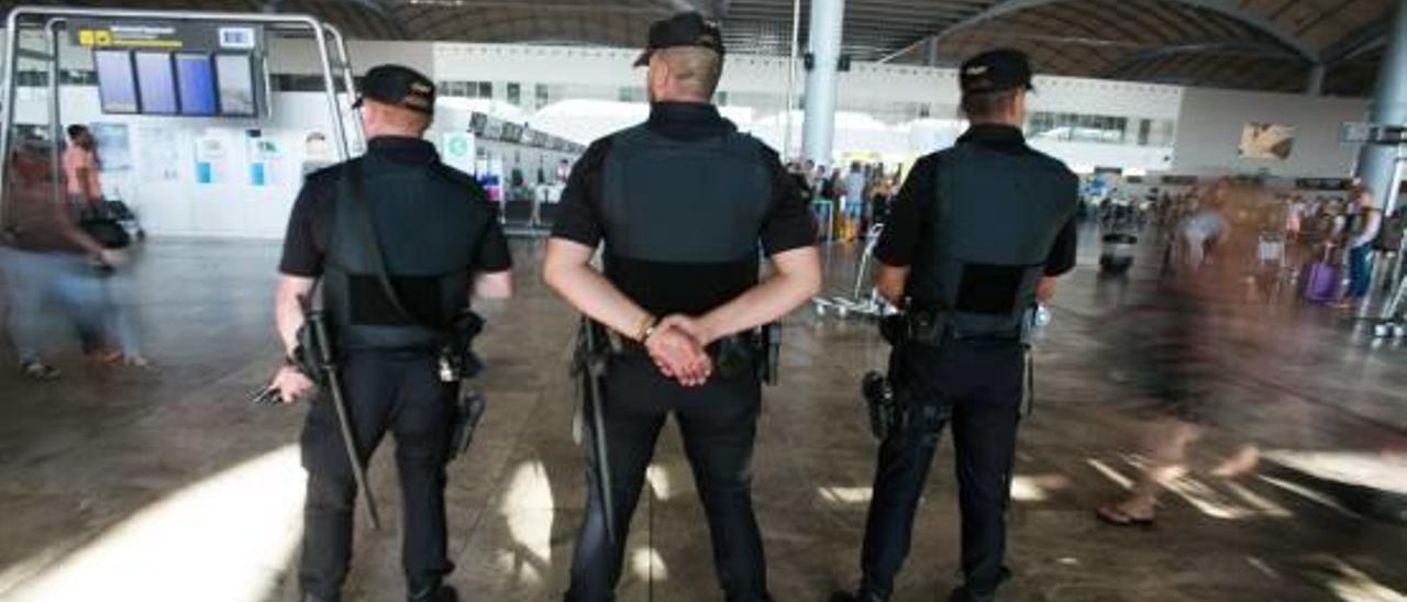 Agentes de la Policía Nacional de Elche, en el Aeropuerto de Alicante-Elche, en imagen de archivo.