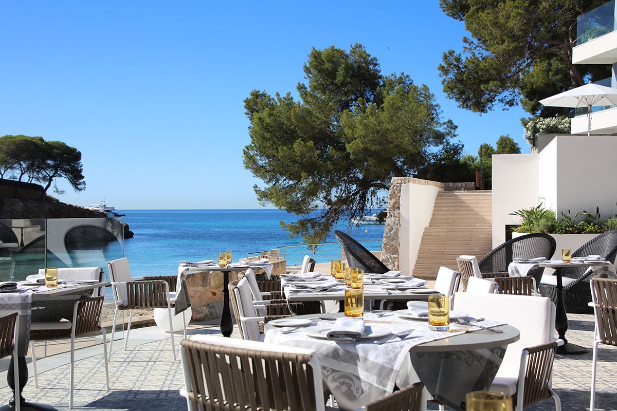 El Astir ofrece domingos de brunch al borde del mar.