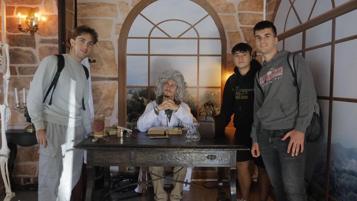 Estudiantes, en el 'motorhome' dedicado a Ramón y Cajal.