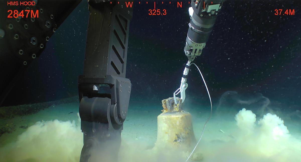 Momento en el que el equipo ROV de Paul Allen consigue recuperar la ...