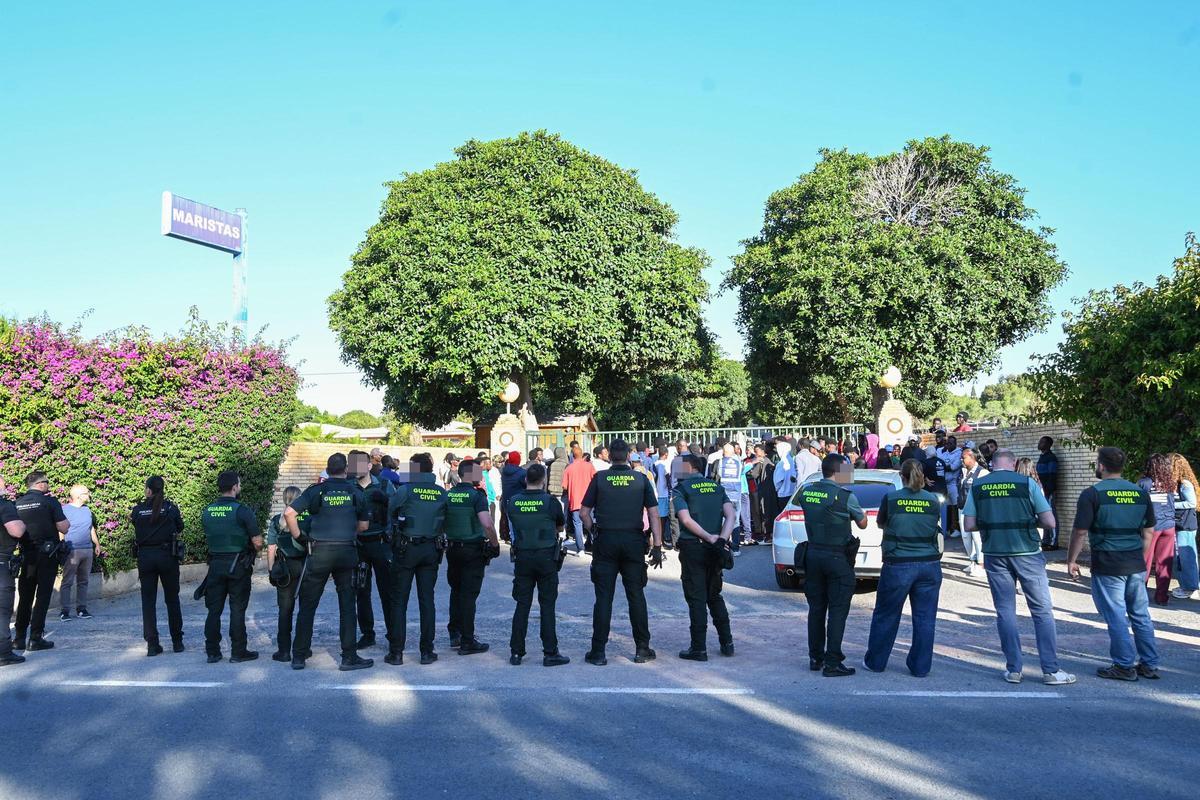 Concentración de malienses en el acceso al antiguo seminario de Maristas de Guardamar donde impedían el paso de trabajadores para reclamar la aceleración de su regularización