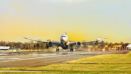 Un avión despegando.