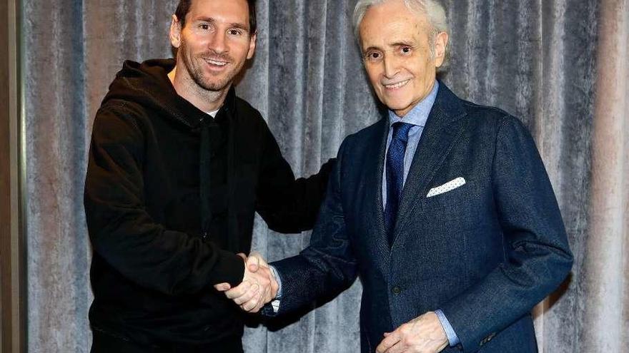 Messi y Carreras, en una imagen facilitada por la fundación del tenor catalán. // F.J.C.