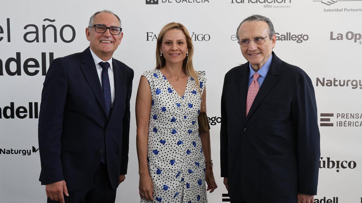 María Gómez Franqueira, de Coren, flanqueada por Javier Moll y Juan Carlos Da Silva