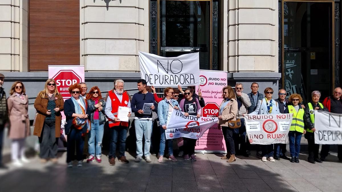 Concentración el pasado miércoles en Zaragoza por el Día Internacional de la Concienciación contra el Ruido.