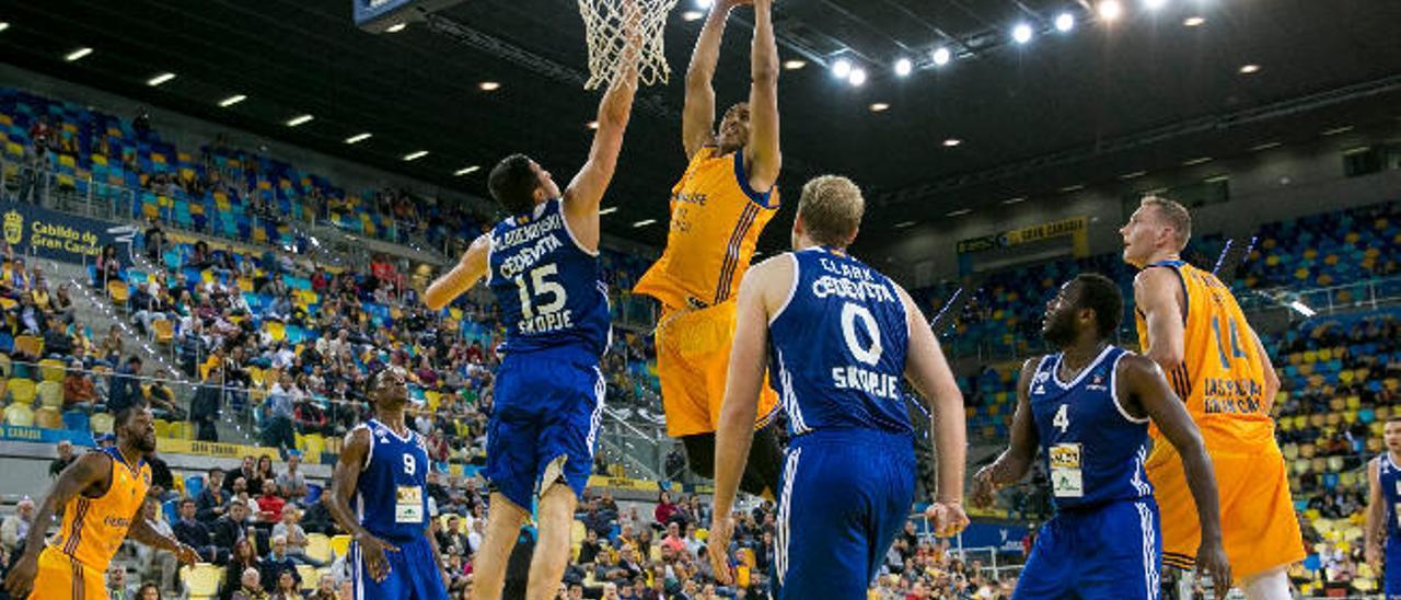 Hollins ejecuta un mate, su principal especialidad en ataque, en el partido de la Eurocup contra el MZT Skopje macedonio en el Gran Canaria Arena.