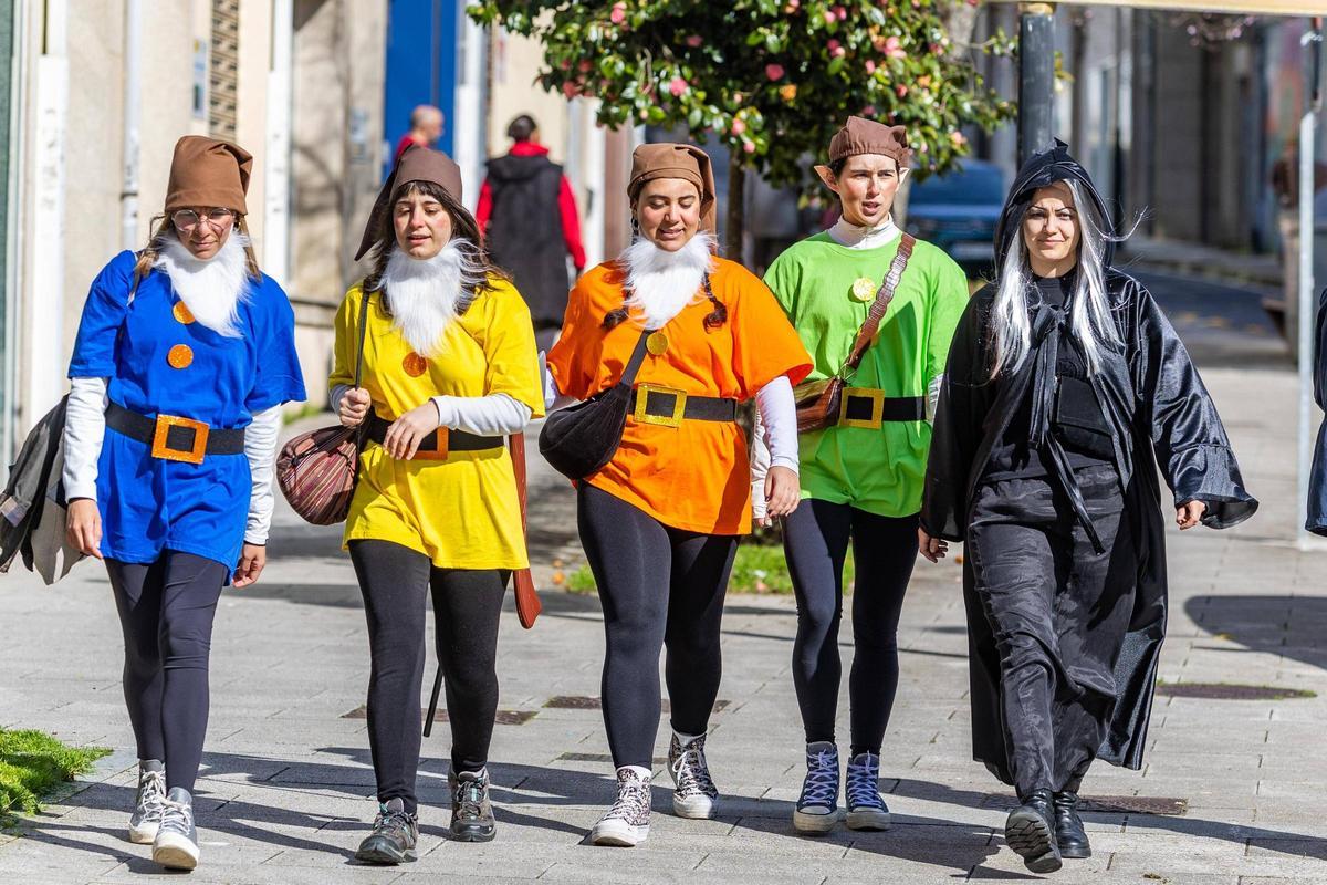 Ananiñas do bosque coa bruxa, camiñando a bo ritmo para chegar á actuación de María Raxada