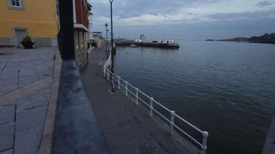Paseo marítimo de Luanco, donde está previsto el nuevo muro.