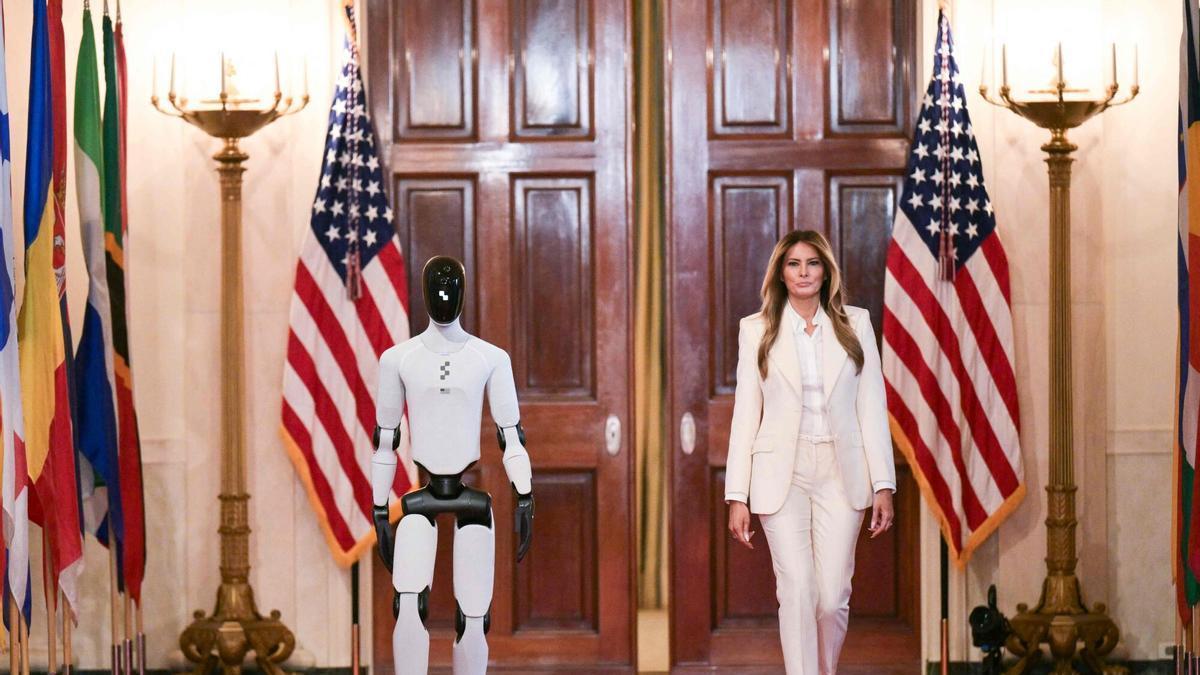 Melania Trump aparece acompañada de un robot humanoide en una cumbre sobre infancia y tecnología en la Casa Blanca