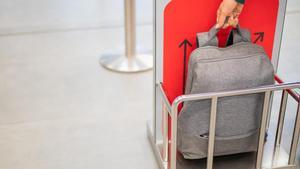 Mete su mochila viral de cabina en el medidor del aeropuerto y sorpresa: Sin problema