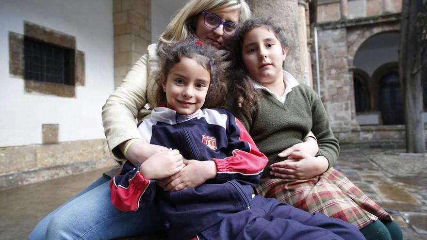 Desiré Artidiello arropa a sus hijas Safya y Yasmín Quih en el atrio del colegio San Nicolás.