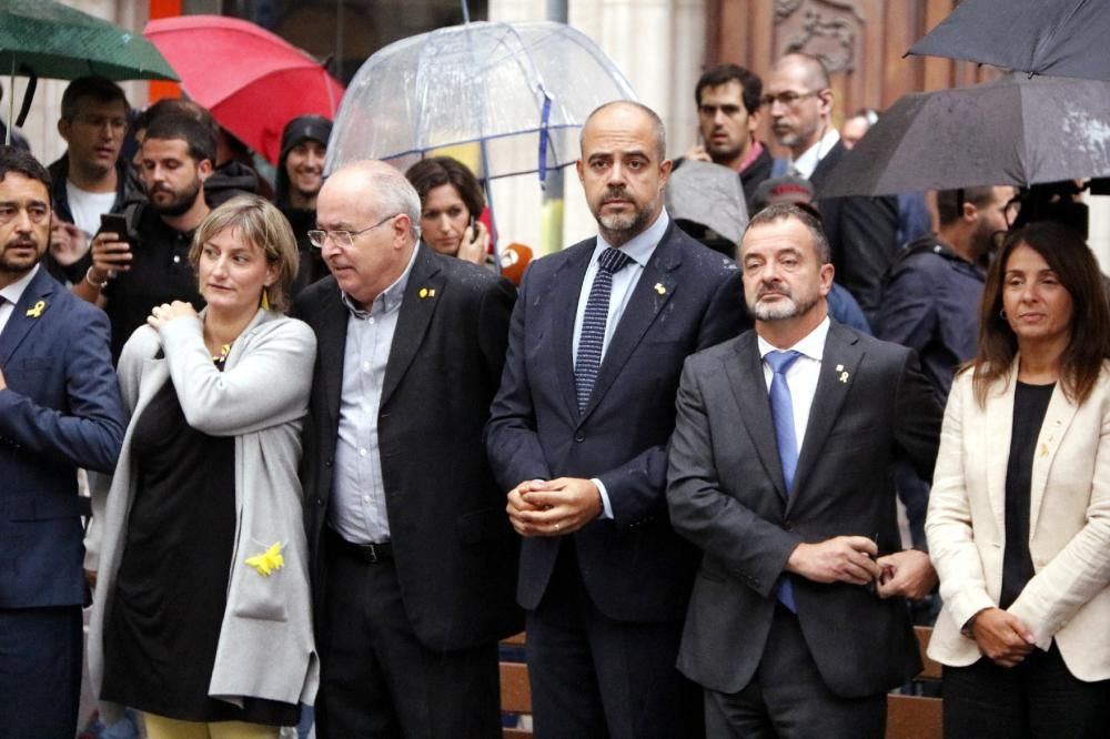 Les ofrenes florals al monument a Rafael Casanova