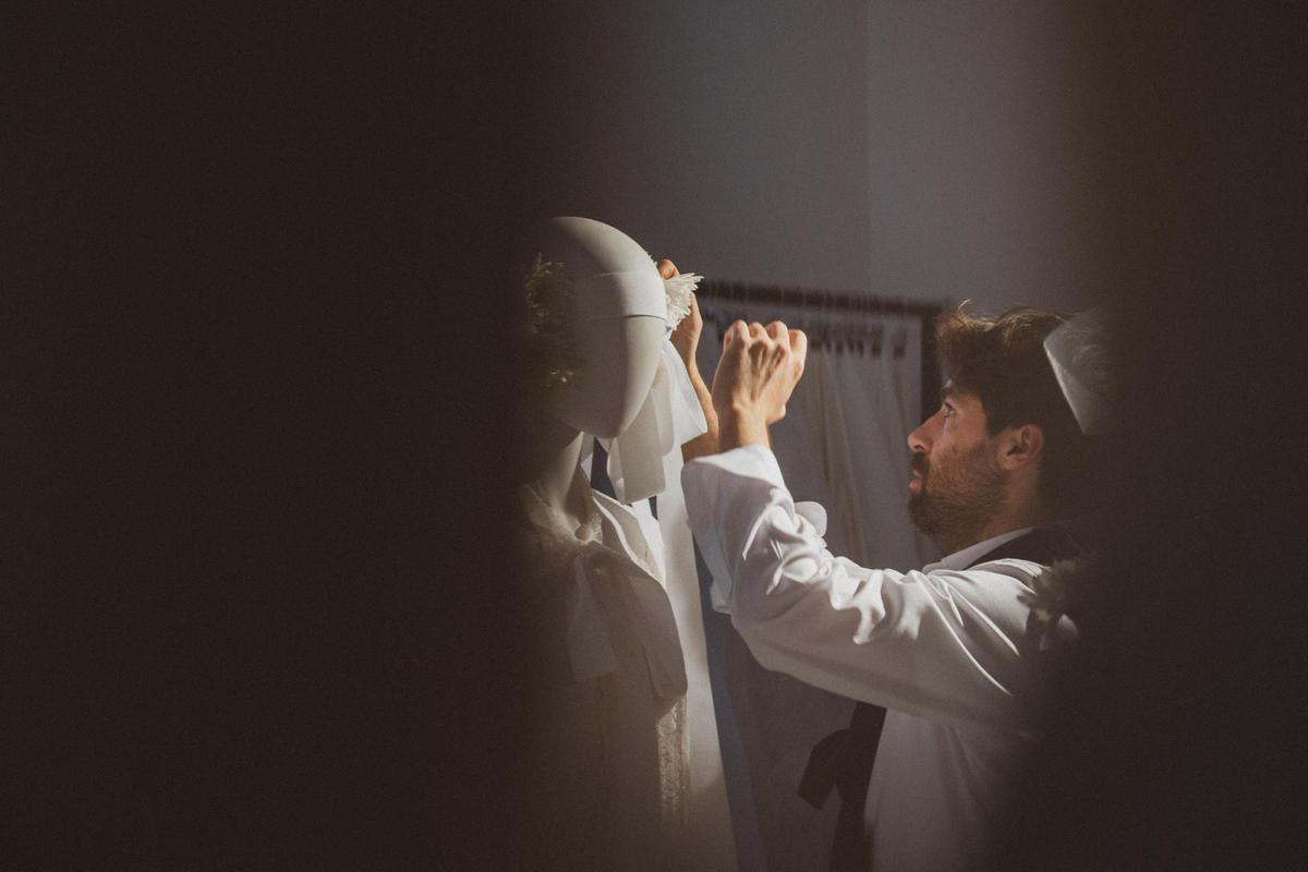 Juan Vidal trabaja en su primera colección de vestidos de novia.