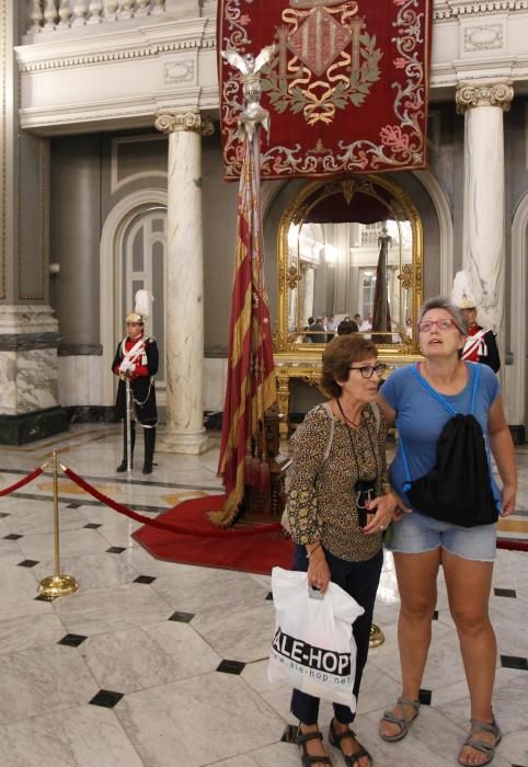 Visita a la Real Senyera en el Ayuntamiento