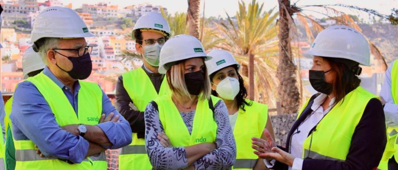 Casimiro Curbelo y Noemí Santana en su visita a las obras del centro sociosanitario ubicado en la capital insular.