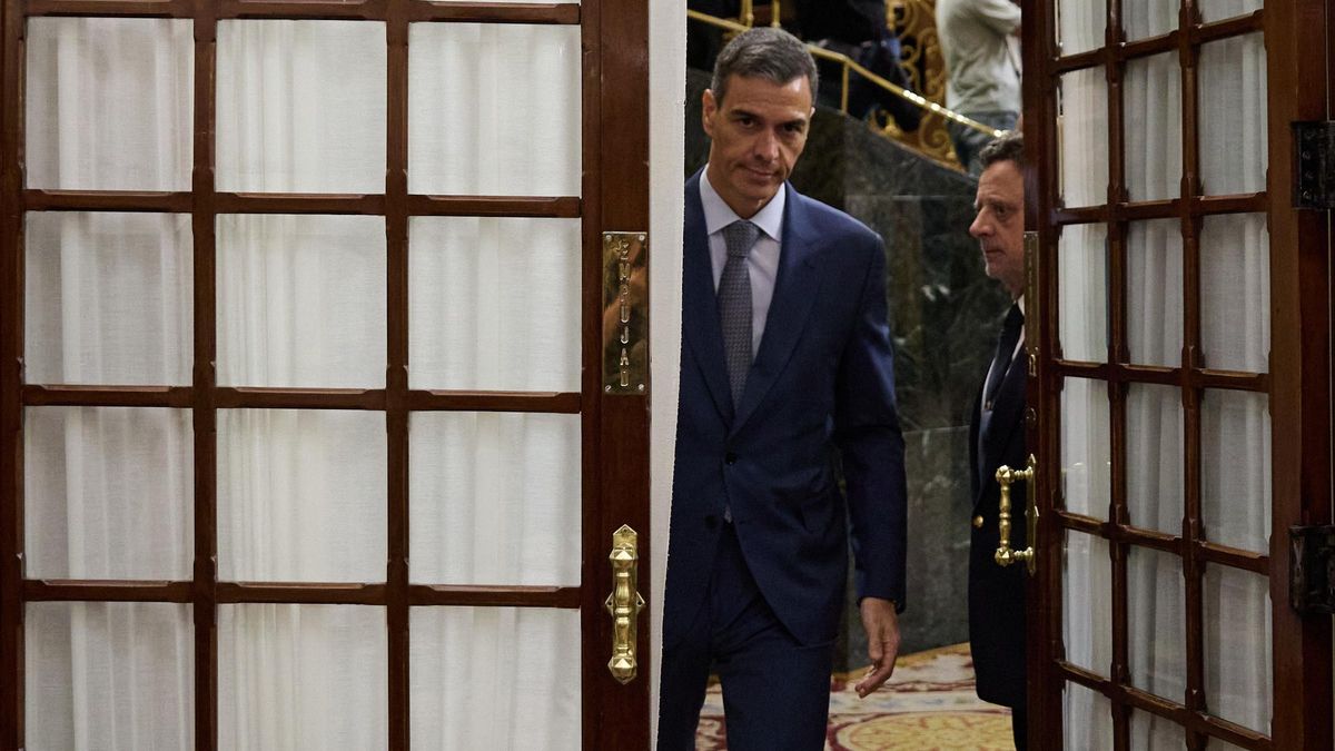 El presidente del Gobierno, saliendo del hemiciclo del Congreso.