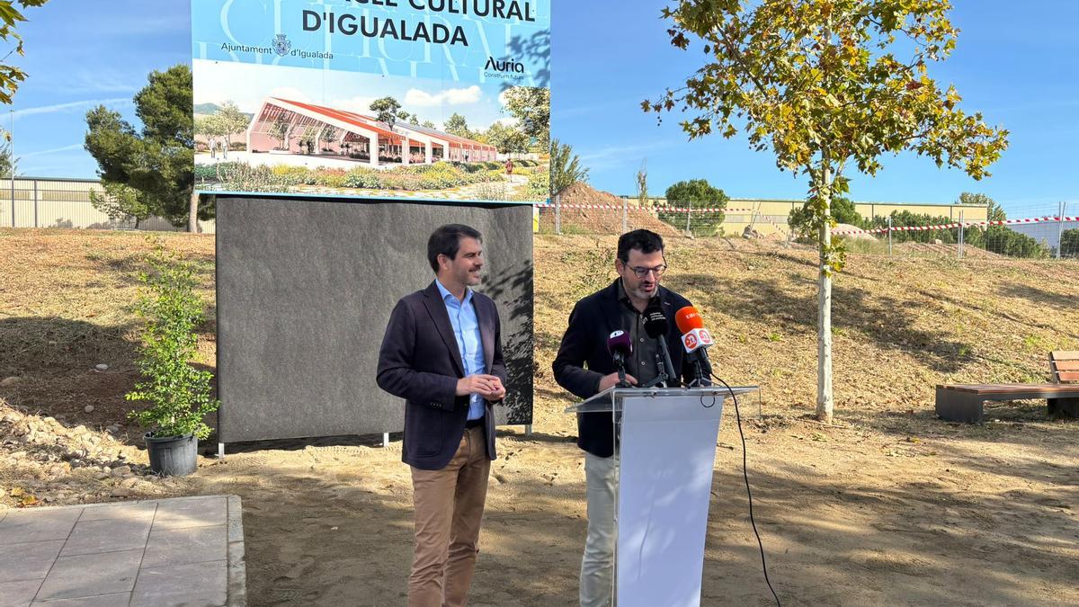 Marc Castells i Albert Pinyol en la roda de premsa de presentació de l'Hivernacle cultural