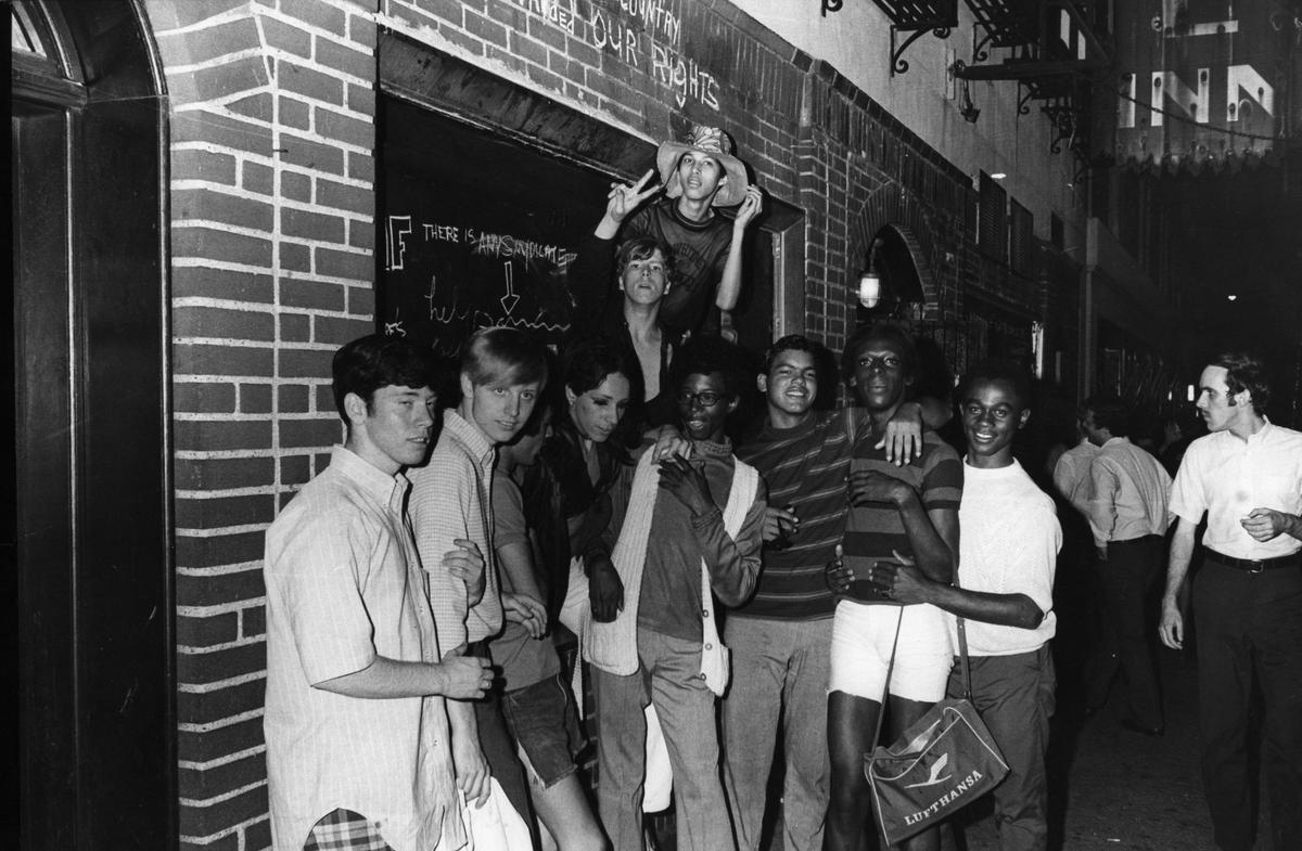 Clientela del Stonewall en la puerta del local en 1969, el año de los disturbios.