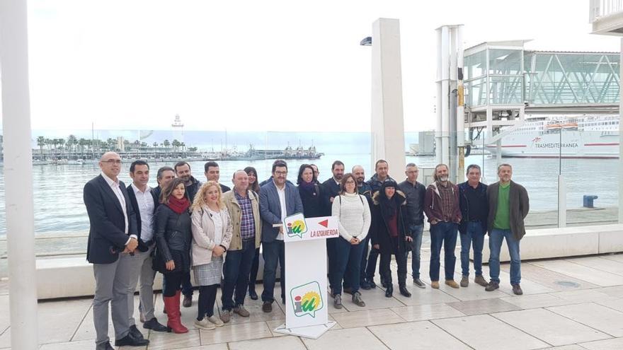 Foto de familia de los miembros de IU en el Palmeral de las Sorpresas.