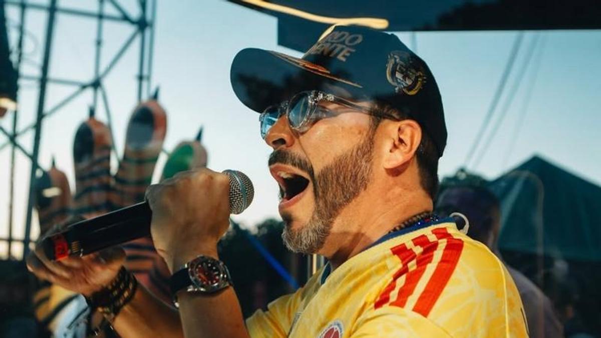 El ultraderechista De la Espriella aventaja por muy poco a Cepeda en los sondeos a pie de urna