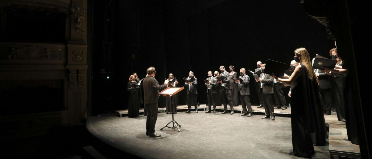 El coro “El León de Oro”, ayer, sobre el escenario del teatro Palacio Valdés. | Ricardo Solís