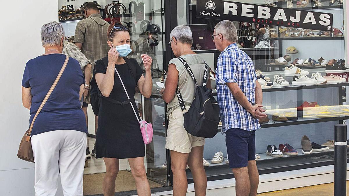 Una tienda de Alicante. La provincia tiene puesta su esperanza en el turismo. | PILAR CORTÉS