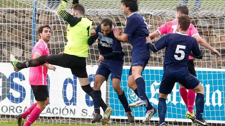 Gabri se adelanta al intento de remate de Llerandi, Jairo Cárcaba y Trabanco en un córner.