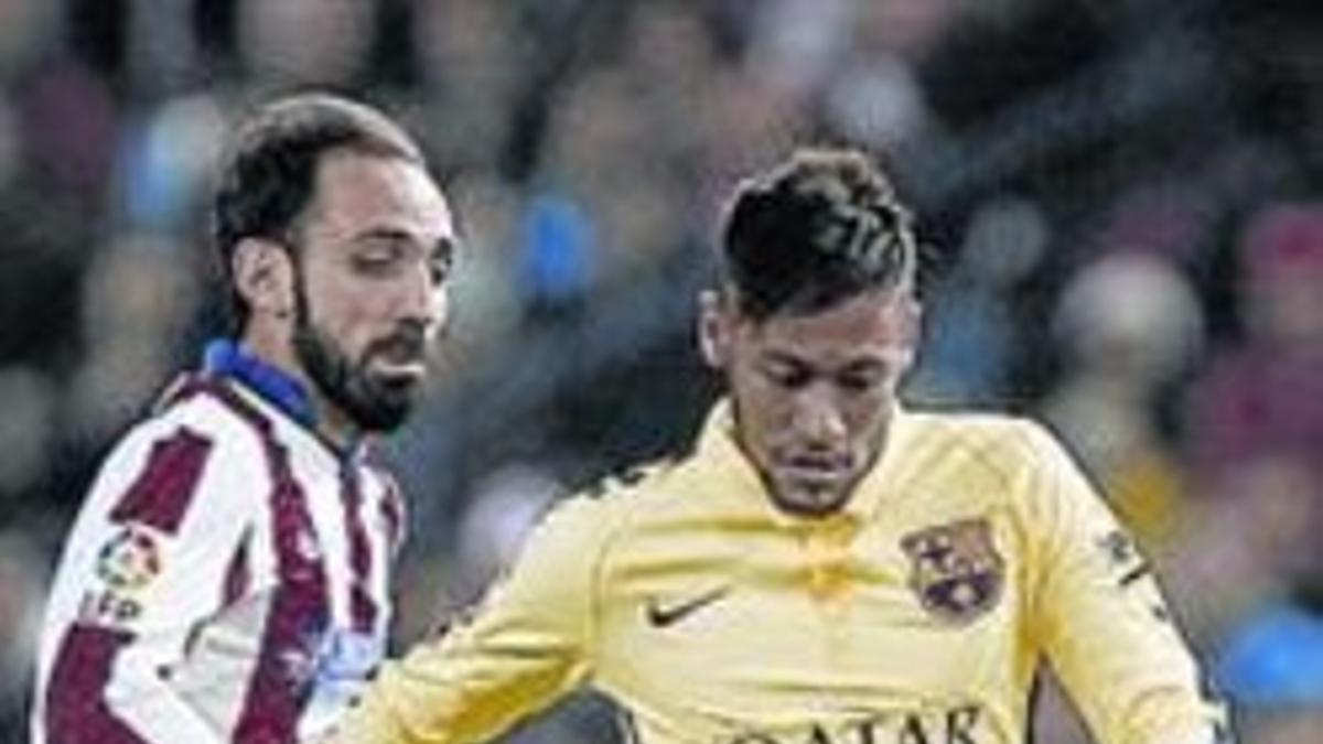 Neymar ante Juanfran, anoche.