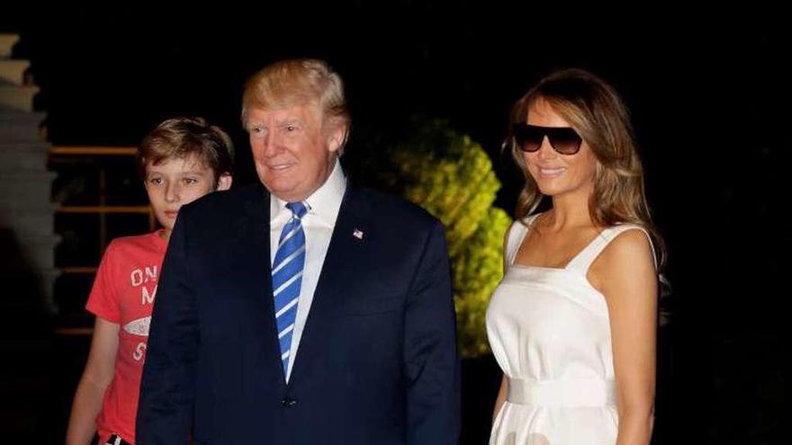 Melania Trump viste de Delpozo al volver de sus vacaciones. // Reuters