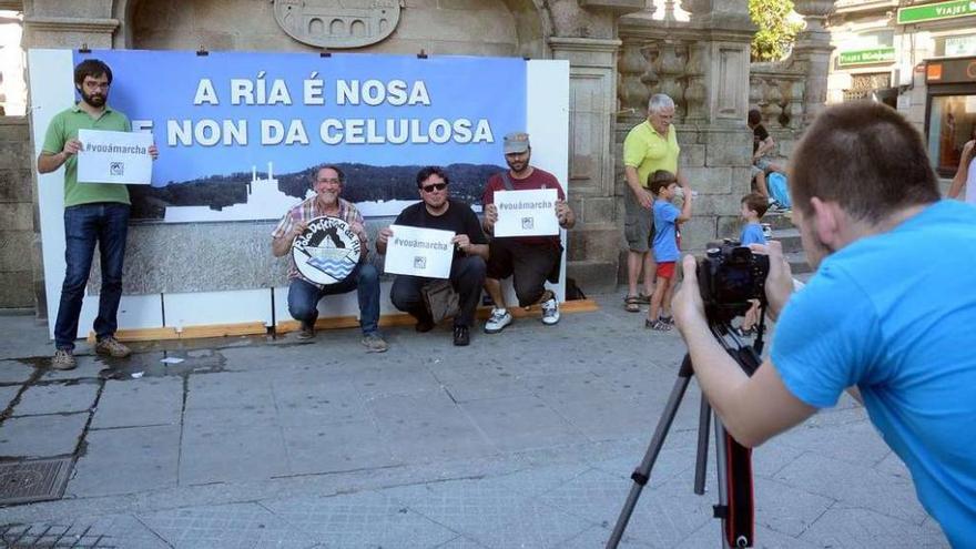 Photocall que la APDR instaló ayer en la Peregrina como antesala de la marcha de mañana. // Rafa Vázquez