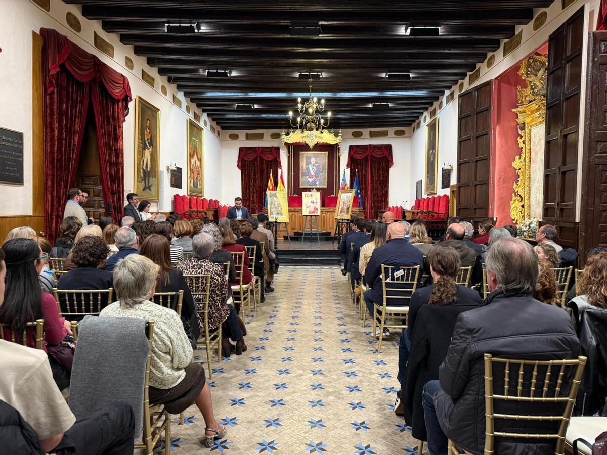 El salón de plenos se llenó para presenciar el acto de presentación de los carteles de la Semana Santa de Elche