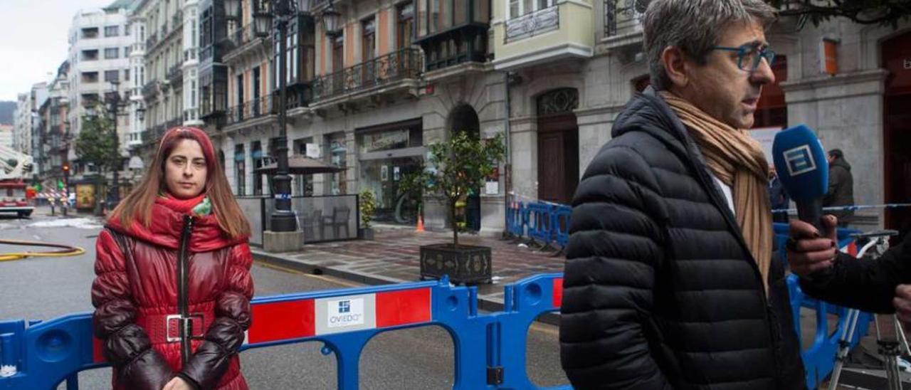 Paula y Marcelino Livian, ayer, ante el cordón de seguridad. Al fondo, la peluquería que regentan.