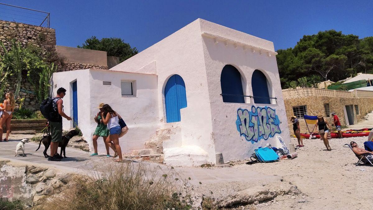 El aparatoso grafiti mancha la fachada